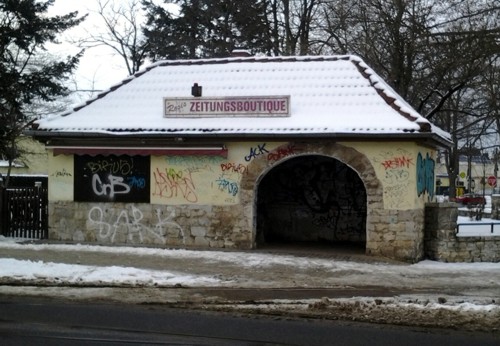 Zum 100. Geburtstag der Woltersdorfer Straßenbahn suchen wir 100 Künstler, die eine Minifläche an diesem Wartehäuschen am Thälmannplatz gestalten wollen