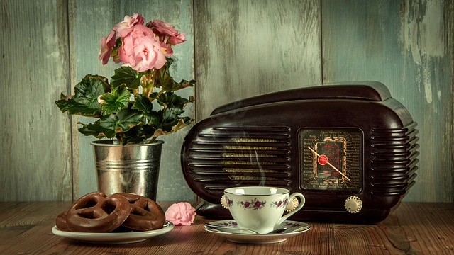 Eine Tasse Tee dampft vor einem alten Radio