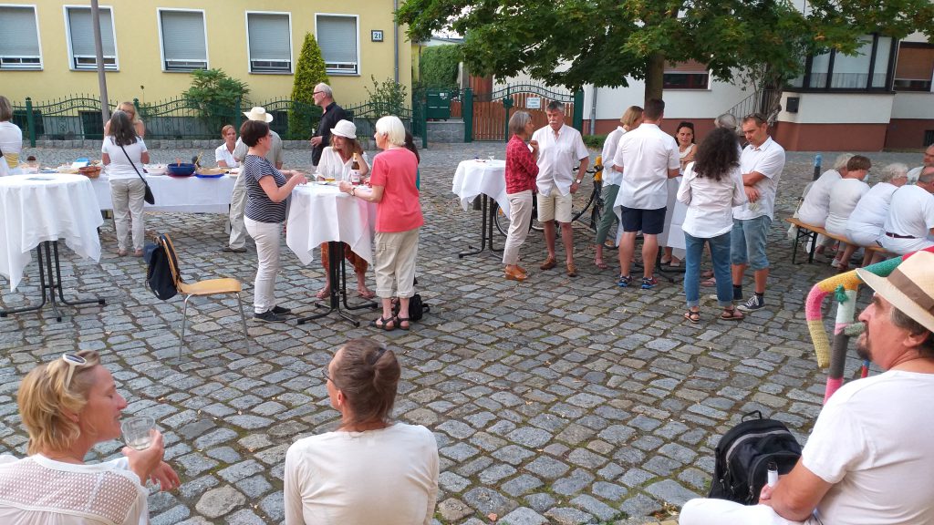 Vereinsmitglieder zur Weißen Tafel