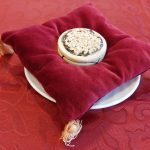 Ein Keks auf einem Thron