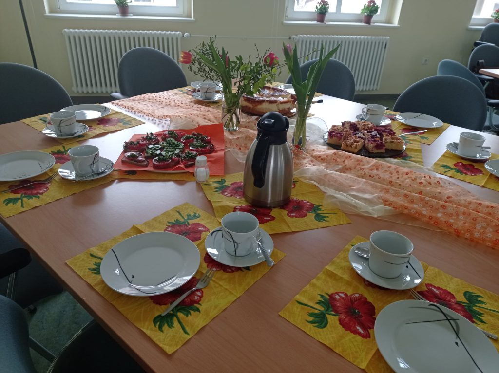 Gedeckte Kaffeetafel mit Kaffee und Kuchen beim Marktcafé