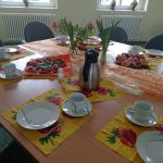 Gedeckte Kaffeetafel mit Kaffee und Kuchen beim Marktcafé