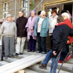Ehemalige Schüler vor der Alten Schule Ehemalige Schüler vor der Alten Schule
