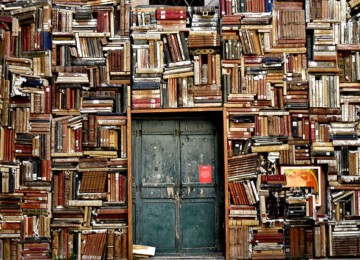Eine Bücherwand mit einer Tür in der Mitte