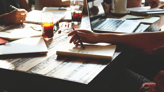 Studiensituation auf einem Tisch