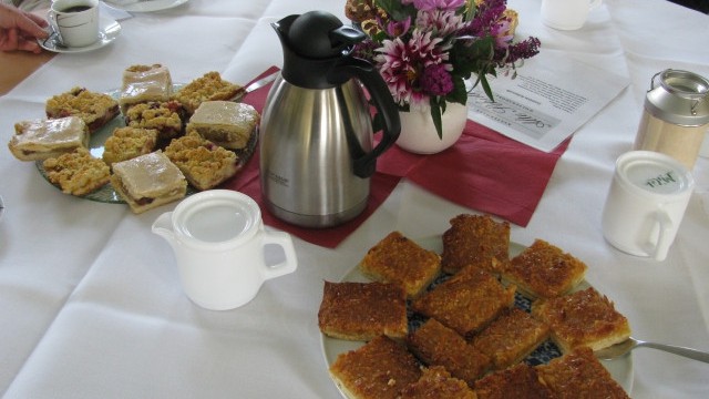 Kuchen und Kaffee auf einer Tafel