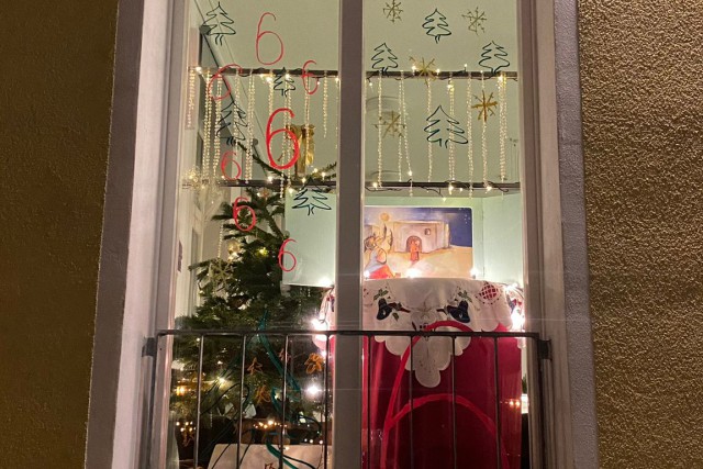 Blick von außen auf Advents-Fensterdekoration